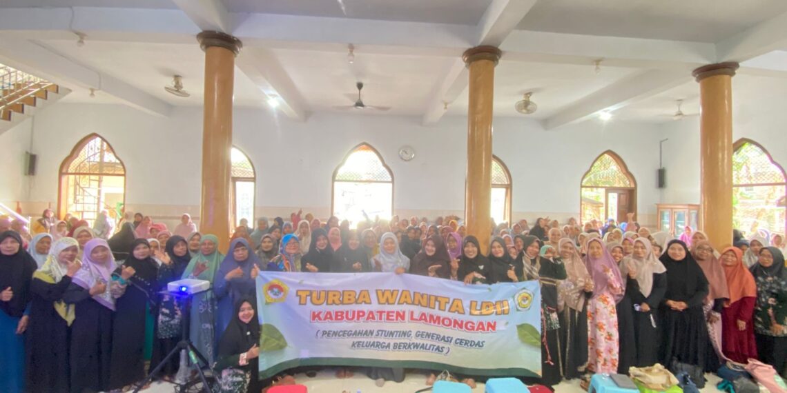Para peserta seminar Wanita LDII Kabupaten Lamongan berfoto bersama usai kegiatan bertema “Pencegahan Stunting, Generasi Cerdas Keluarga Bahagia” di Masjid Masjid Baabusssalam, Minggu (19/10/2025). Seminar ini menjadi upaya meningkatkan peran ibu dalam membangun keluarga sehat. (Dok. LINES Lamongan)