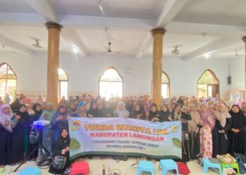 Para peserta seminar Wanita LDII Kabupaten Lamongan berfoto bersama usai kegiatan bertema “Pencegahan Stunting, Generasi Cerdas Keluarga Bahagia” di Masjid Masjid Baabusssalam, Minggu (19/10/2025). Seminar ini menjadi upaya meningkatkan peran ibu dalam membangun keluarga sehat. (Dok. LINES Lamongan)