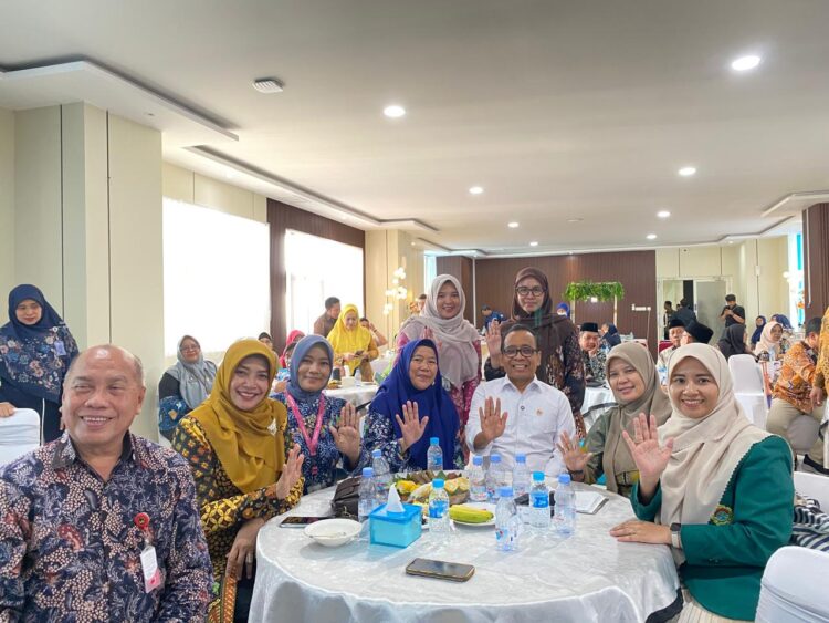 Perwakilan Wanita LDII Jawa Timur sedang berdialog dengan Deputi Kemenko PMK