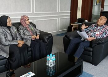 Perwakilan Wanita LDII Jawa Timur sedang berdialog dengan Deputi Kemenko PMK