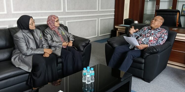 Perwakilan Wanita LDII Jawa Timur sedang berdialog dengan Deputi Kemenko PMK