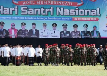 Peserta Apel Hari Santri Nasional 2025 di Alun-Alun Magetan, pada Rabu (22/10), terdiri dari para santri berbagai pesantren, aparat, serta elemen masyarakat. Kegiatan tersebut dipimpin langsung oleh Bupati Magetan, Nanik Endang Rusminiarti, yang bertindak sebagai pembina apel. (Dok. kominfo.magetan.go.id)