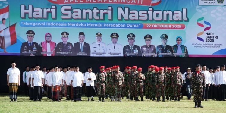 Peserta Apel Hari Santri Nasional 2025 di Alun-Alun Magetan, pada Rabu (22/10), terdiri dari para santri berbagai pesantren, aparat, serta elemen masyarakat. Kegiatan tersebut dipimpin langsung oleh Bupati Magetan, Nanik Endang Rusminiarti, yang bertindak sebagai pembina apel. (Dok. kominfo.magetan.go.id)