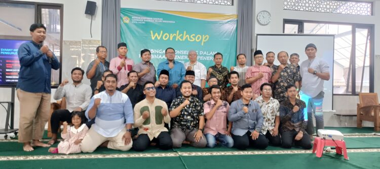 Para peserta Workshop Bimbingan Konseling berfoto bersama usai kegiatan yang digelar DPD LDII Kota Kediri di Pondok Pesantren Bangsal Minggu 12102025 Kegiatan ini bertujuan membekali para kader dengan keterampilan komunikasi dan empati dalam mendampingi generasi penerus LDII Dok LINES