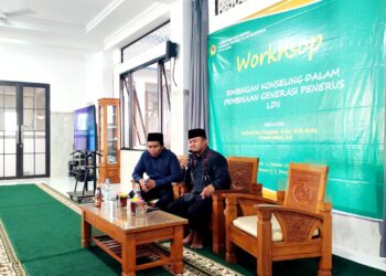 Anggota Biro Organisasi, Kaderisasi, dan Keanggotaan (OKK) DPW LDII Jawa Timur, Asyhari Eko Prayitno (kanan), memaparkan materi dalam Workshop Bimbingan Konseling di Pondok Pesantren Bangsal, Kota Kediri, Minggu (12/10/2025). Kegiatan yang digelar DPD LDII Kota Kediri ini bertujuan membekali para kader dengan keterampilan komunikasi dan empati dalam membina generasi penerus. Dok. LINES.