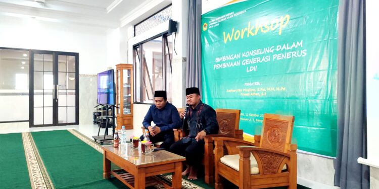 Anggota Biro Organisasi, Kaderisasi, dan Keanggotaan (OKK) DPW LDII Jawa Timur, Asyhari Eko Prayitno (kanan), memaparkan materi dalam Workshop Bimbingan Konseling di Pondok Pesantren Bangsal, Kota Kediri, Minggu (12/10/2025). Kegiatan yang digelar DPD LDII Kota Kediri ini bertujuan membekali para kader dengan keterampilan komunikasi dan empati dalam membina generasi penerus. Dok. LINES.