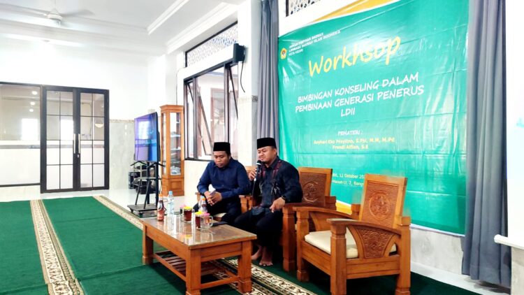 Anggota Biro Organisasi Kaderisasi dan Keanggotaan OKK DPW LDII Jawa Timur Asyhari Eko Prayitno kanan memaparkan materi dalam Workshop Bimbingan Konseling di Pondok Pesantren Bangsal Kota Kediri Minggu 12102025 Kegiatan yang digelar DPD LDII Kota Kediri ini bertujuan membekali para kader dengan keterampilan komunikasi dan empati dalam membina generasi penerus Dok LINES
