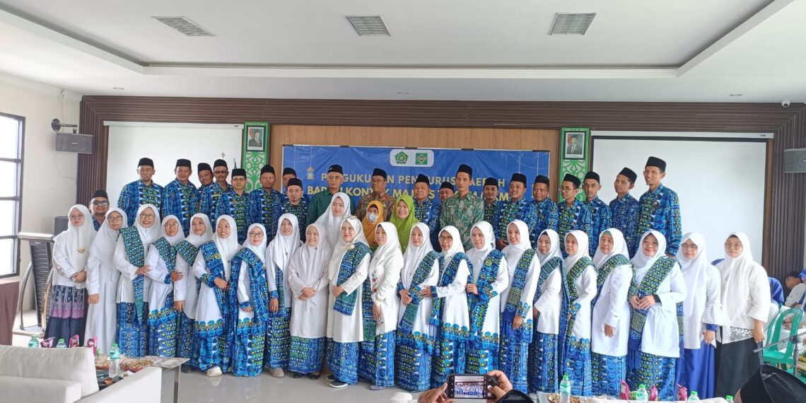 Dua kader wanita LDII resmi bergabung dalam kepengurusan Pimpinan Daerah (PD) Badan Kontak Majelis Taklim (BKMT) Kabupaten Bangkalan untuk masa bakti 2025–2030. Dok: LINES.