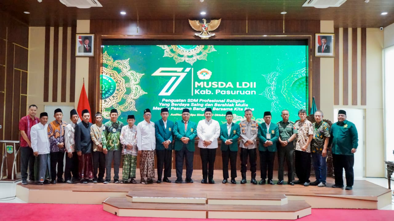 Bupati Pasuruan M. Rusdi Sutejo (tengah) bersama pengurus LDII dan Forkopimda usai pembukaan Musda VII LDII Kabupaten Pasuruan di Auditorium Mpu Sindok, Minggu (19/10/2025). Dok. LINES.