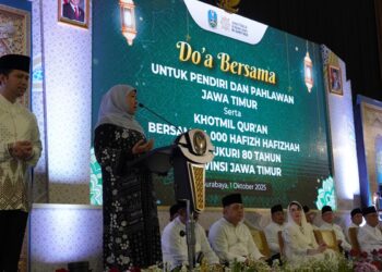 Gubernur Jawa Timur Khofifah Indar Parawansa memberikan sambutan dalam acara Doa Bersama untuk Pendiri dan Pahlawan Jawa Timur serta Khotmil Qur’an bersama 4.000 hafiz dan hafizah di Gedung Islamic Center Surabaya, Rabu (1/10/2025). Kegiatan ini merupakan rangkaian peringatan Hari Ulang Tahun ke-80 Provinsi Jawa Timur yang dihadiri tokoh agama, pejabat pemerintah, dan ribuan masyarakat. Dok. LINES.