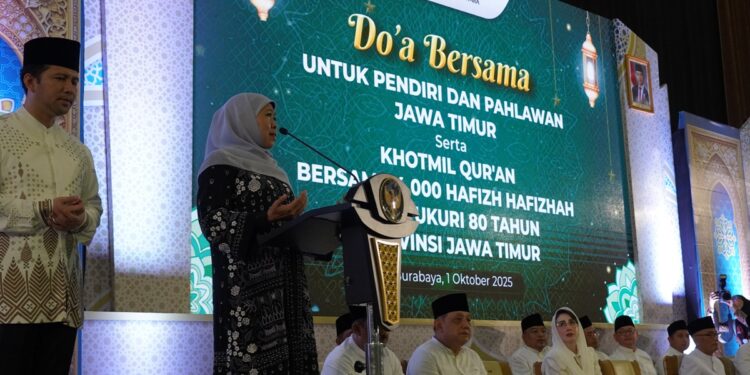 Gubernur Jawa Timur Khofifah Indar Parawansa memberikan sambutan dalam acara Doa Bersama untuk Pendiri dan Pahlawan Jawa Timur serta Khotmil Qur’an bersama 4.000 hafiz dan hafizah di Gedung Islamic Center Surabaya, Rabu (1/10/2025). Kegiatan ini merupakan rangkaian peringatan Hari Ulang Tahun ke-80 Provinsi Jawa Timur yang dihadiri tokoh agama, pejabat pemerintah, dan ribuan masyarakat. Dok. LINES.