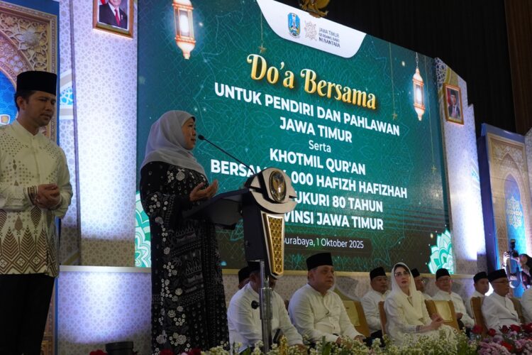 Gubernur Jawa Timur Khofifah Indar Parawansa memberikan sambutan dalam acara Doa Bersama untuk Pendiri dan Pahlawan Jawa Timur serta Khotmil Qur’an bersama 4.000 hafiz dan hafizah di Gedung Islamic Center Surabaya, Rabu (1/10/2025). Kegiatan ini merupakan rangkaian peringatan Hari Ulang Tahun ke-80 Provinsi Jawa Timur yang dihadiri tokoh agama, pejabat pemerintah, dan ribuan masyarakat. Dok. LINES.