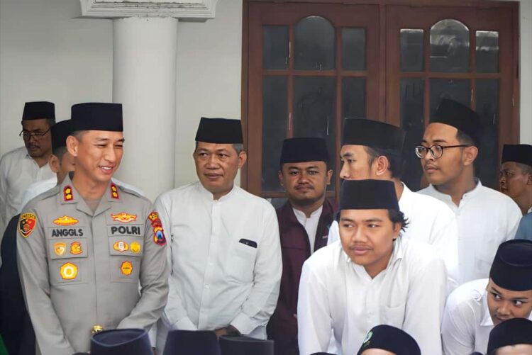 Kapolres Kediri Kota bersama Ketua DPD dan Ketua Pemuda LDII Kota Kediri tampak berbaur dengan para santri Dok LINES