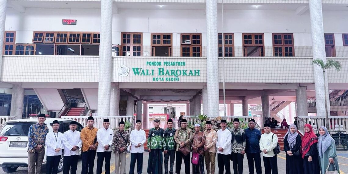 Kunjungan silaturahmi DPP IPI ke Ponpes Wali Barokah disambut Pimpinan Ponpes KH Sunarto, bersama jajaran pengurus LDII Jawa Timur dan Kota Kediri, Senin (6/10).