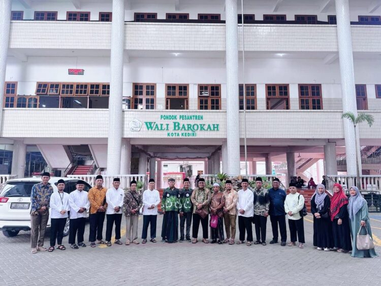 Kunjungan silaturahmi DPP IPI ke Ponpes Wali Barokah disambut Pimpinan Ponpes KH Sunarto bersama jajaran pengurus LDII Jawa Timur dan Kota Kediri Senin 610