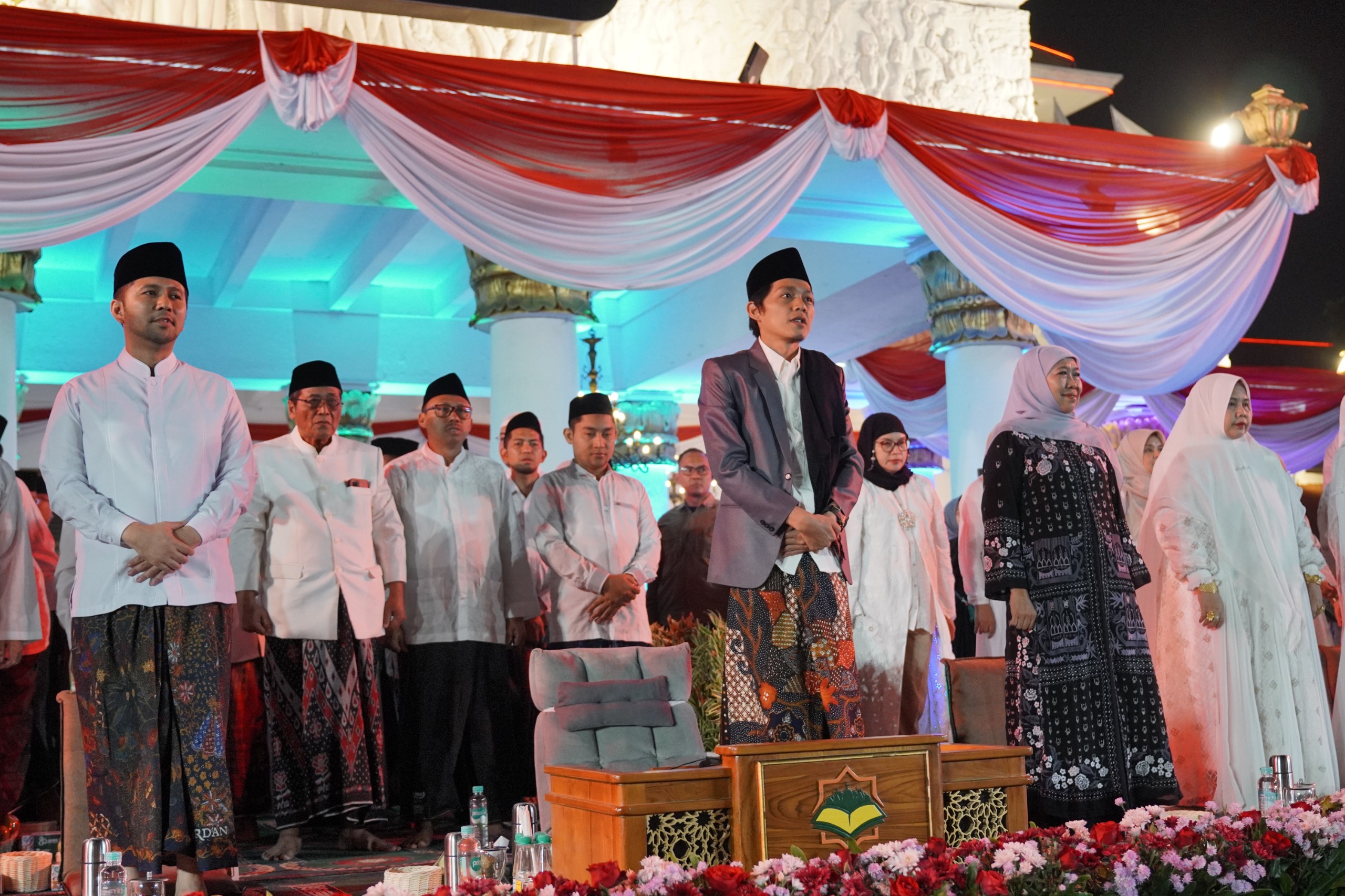 Gubernur Jawa Timur Khofifah Indar Parawansa bersama Gus Iqdam dan jajaran Forkopimda menghadiri acara Jawa Timur Bersholawat dan Tabligh Akbar dalam rangka Hari Santri Nasional 2025 dan 80 Tahun Provinsi Jawa Timur, di halaman Gedung Negara Grahadi Surabaya, Rabu (22/10/2025) malam. (Dok. LINES Jatim)