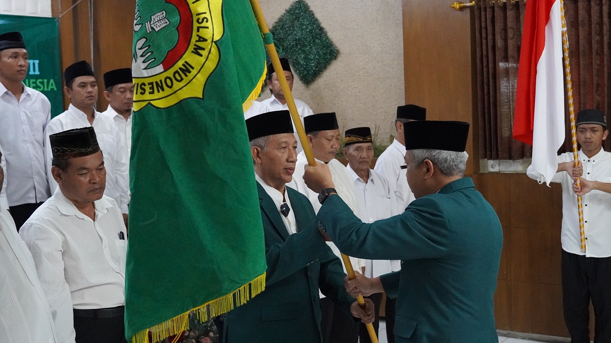 Ketua terpilih DPD LDII Kota Pasuruan masa bakti 2025–2030, Mohammad Ali, menerima panji organisasi dari pimpinan sebelumnya dalam acara Musyawarah Daerah (Musda) LDII Kota Pasuruan, Sabtu (25/10). Penyerahan panji menjadi simbol tanggung jawab dan semangat baru dalam mengemban amanah organisasi untuk kemaslahatan umat dan pembinaan generasi muda. (Dok. LINES Jatim)