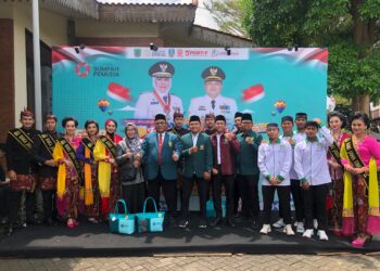 Ketua DPW LDII Jawa Timur Moch Amrodji Konawi (berjas hijau, tengah) bersama jajaran pengurus dan generasi muda LDII berfoto bersama para duta wisata Raka Raki Jawa Timur usai mengikuti Upacara Peringatan Hari Sumpah Pemuda ke-97 di Amphitheater Taman Candra Wilwatikta, Pandaan, Kabupaten Pasuruan, Senin (28/10/2025). (Dok. LINES Kab. Pasuruan)