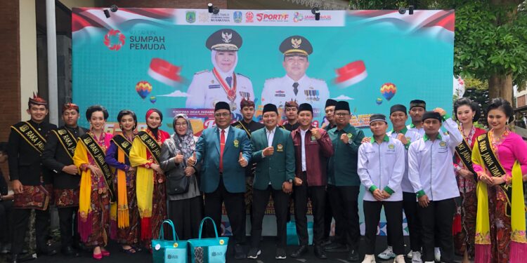 Ketua DPW LDII Jawa Timur Moch Amrodji Konawi (berjas hijau, tengah) bersama jajaran pengurus dan generasi muda LDII berfoto bersama para duta wisata Raka Raki Jawa Timur usai mengikuti Upacara Peringatan Hari Sumpah Pemuda ke-97 di Amphitheater Taman Candra Wilwatikta, Pandaan, Kabupaten Pasuruan, Senin (28/10/2025). (Dok. LINES Kab. Pasuruan)