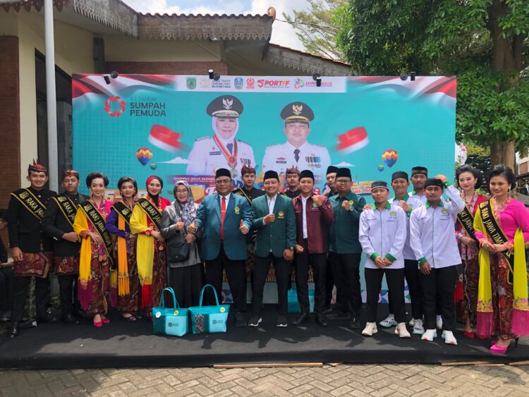 Ketua DPW LDII Jawa Timur Moch Amrodji Konawi (berjas hijau, tengah) bersama jajaran pengurus dan generasi muda LDII berfoto bersama para duta wisata Raka Raki Jawa Timur usai mengikuti Upacara Peringatan Hari Sumpah Pemuda ke-97 di Amphitheater Taman Candra Wilwatikta, Pandaan, Kabupaten Pasuruan, Senin (28/10/2025). (Dok. LINES Kab. Pasuruan)