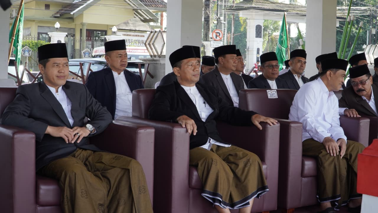 Ketua DPD LDII Kota Blitar, Habib Nasrulloh Suryani (tengah), bersama jajaran tokoh agama dan pejabat daerah menghadiri upacara peringatan Hari Santri Nasional (HSN) 2025 di Alun-alun Kota Blitar, Rabu (22/10). (Dok. LINES Kota Blitar)