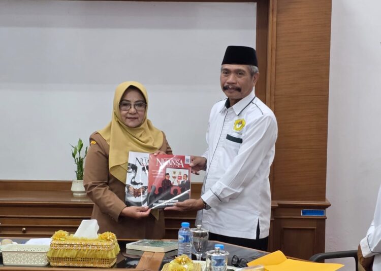 Ketua DPD LDII Magetan Joko Pramono menyerahkan Majalah Nuansa Persada kepada Bupati Magetan Nanik Endang Rusminiati usai audiensi di Kantor Pemkab Magetan. (Dok. LINES Magetan)