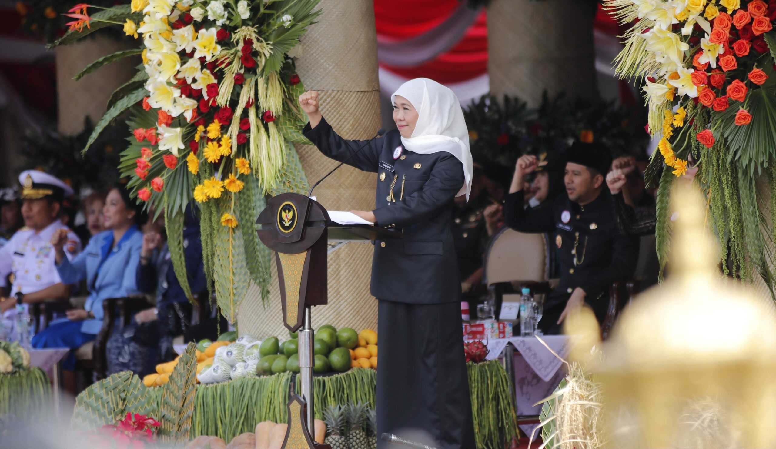 Gubernur Jawa Timur Khofifah Indar Parawansa memimpin upacara peringatan Hari Jadi ke-80 Provinsi Jawa Timur di halaman Gedung Negara Grahadi, Surabaya, Minggu (12/10/2025). Dalam sambutannya, Khofifah menyampaikan apresiasi kepada para petani, peternak, dan nelayan yang telah berkontribusi besar terhadap ketahanan pangan nasional serta pembangunan Jawa Timur. Dok. kominfo.jatimprov.go.id
