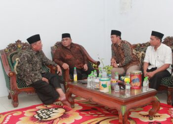 Ketua DPW LDII Jawa Timur Moch. Amrodji Konawi (kedua kiri) bersama jajaran pengurus berbincang dengan Wakil Ketua Umum MUI Jawa Timur KH. Abd Halim Soebahar saat silaturahim di kediamannya, Jember, Jumat (10/10). Kunjungan tersebut bertujuan mempererat ukhuwah Islamiyah dan memperkuat sinergi antara LDII dan MUI Jawa Timur dalam pembinaan umat. Dok. LINES.