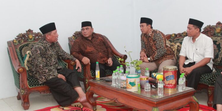Ketua DPW LDII Jawa Timur Moch. Amrodji Konawi (kedua kiri) bersama jajaran pengurus berbincang dengan Wakil Ketua Umum MUI Jawa Timur KH. Abd Halim Soebahar saat silaturahim di kediamannya, Jember, Jumat (10/10). Kunjungan tersebut bertujuan mempererat ukhuwah Islamiyah dan memperkuat sinergi antara LDII dan MUI Jawa Timur dalam pembinaan umat. Dok. LINES.