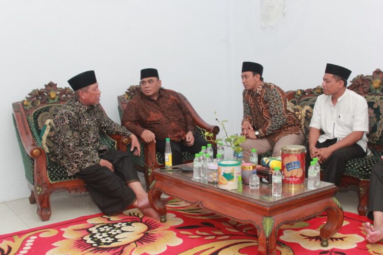 Ketua DPW LDII Jawa Timur Moch Amrodji Konawi kedua kiri bersama jajaran pengurus berbincang dengan Wakil Ketua Umum MUI Jawa Timur KH Abd Halim Soebahar saat silaturahim di kediamannya Jember Jumat 1010 Kunjungan tersebut bertujuan mempererat ukhuwah Islamiyah dan memperkuat sinergi antara LDII dan MUI Jawa Timur dalam pembinaan umat Dok LINES