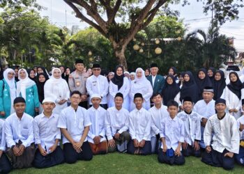 Para santri dan Ketua LDII Banyuwangi, Astro Junaidi, berfoto bersama Bupati Banyuwangi, Ipuk Fiestiandani, usai mengikuti Apel Hari Santri Nasional 2025 di Banyuwangi, Rabu (22/10), sebagai wujud semangat kebersamaan serta penguatan nilai kebangsaan. (Dok. LINES Banyuwangi)