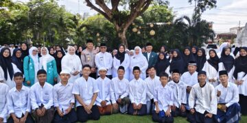 Para santri dan Ketua LDII Banyuwangi Astro Junaidi berfoto bersama Bupati Banyuwangi Ipuk Fiestiandani usai mengikuti Apel Hari Santri Nasional 2025 di Banyuwangi Rabu 2210 sebagai wujud semangat kebersamaan serta penguatan nilai kebangsaan Dok LINES Banyuwangi