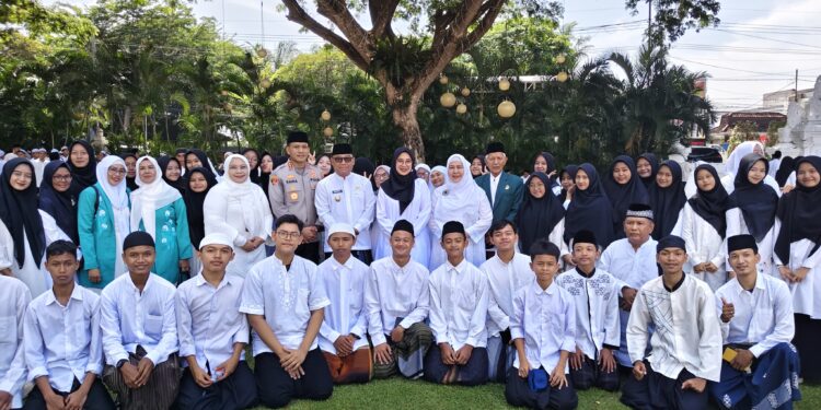 Para santri dan Ketua LDII Banyuwangi, Astro Junaidi, berfoto bersama Bupati Banyuwangi, Ipuk Fiestiandani, usai mengikuti Apel Hari Santri Nasional 2025 di Banyuwangi, Rabu (22/10), sebagai wujud semangat kebersamaan serta penguatan nilai kebangsaan. (Dok. LINES Banyuwangi)