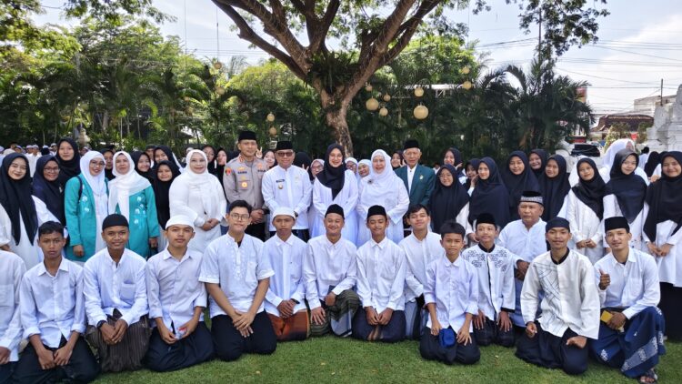 Para santri dan Ketua LDII Banyuwangi, Astro Junaidi, berfoto bersama Bupati Banyuwangi, Ipuk Fiestiandani, usai mengikuti Apel Hari Santri Nasional 2025 di Banyuwangi, Rabu (22/10), sebagai wujud semangat kebersamaan serta penguatan nilai kebangsaan. (Dok. LINES Banyuwangi)