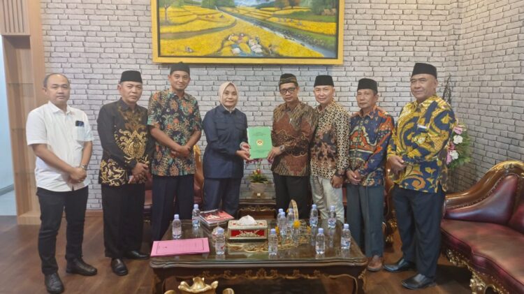 Kepala Kejaksaan Negeri Kabupaten Kediri Ismaya Hera Wardanie keempat dari kiri bersama pengurus DPD LDII Kabupaten Kediri usai silaturahim di kantor Kejari Kamis 3010 Foto Dok LINES Kab Kediri