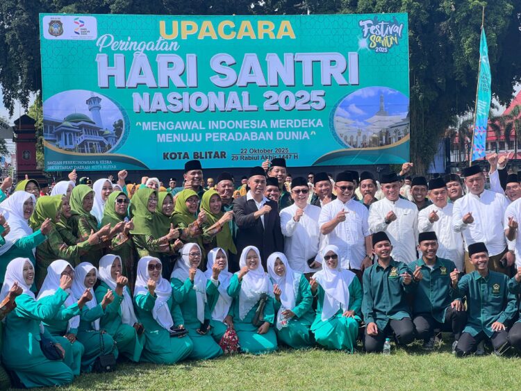 Wali Kota Blitar, Syauqul Muhibbin, berfoto bersama para santri dan tokoh agama seusai melaksanakan apel peringatan Hari Santri Nasional (HSN) 2025 di Alun-alun Kota Blitar, Rabu (22/10). (Dok. blitarkota.go.id)