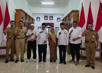 Bupati Magetan Nanik Endang Rusminiati bersama jajaran DPD LDII Kabupaten Magetan usai audiensi membahas persiapan Musda VIII LDII Magetan, Senin (20/10/2025), di Kantor Pemerintah Kabupaten Magetan. (Dok. LINES Magetan)