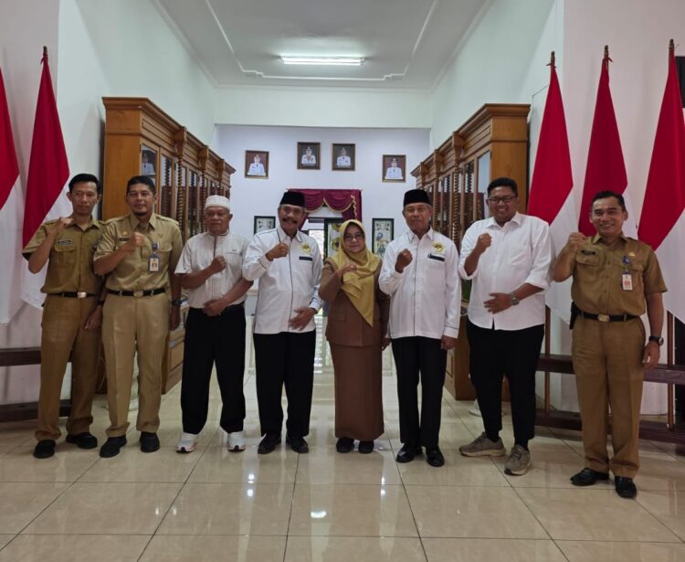 Bupati Magetan Nanik Endang Rusminiati bersama jajaran DPD LDII Kabupaten Magetan usai audiensi membahas persiapan Musda VIII LDII Magetan Senin 20102025 di Kantor Pemerintah Kabupaten Magetan Dok LINES Magetan