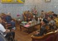 Kepala Kejaksaan Negeri Kabupaten Kediri, Ismaya Hera Wardanie (kedua dari kiri), menerima silaturahim pengurus DPD Lembaga Dakwah Islam Indonesia (LDII) Kabupaten Kediri di ruang kerjanya, Kamis (30/10). Pertemuan tersebut membahas penguatan sinergi antara LDII dan Kejaksaan dalam program pembinaan serta penyuluhan hukum di lingkungan pesantren. (Foto: Dok. LDII Kediri)