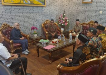 Kepala Kejaksaan Negeri Kabupaten Kediri, Ismaya Hera Wardanie (kedua dari kiri), menerima silaturahim pengurus DPD Lembaga Dakwah Islam Indonesia (LDII) Kabupaten Kediri di ruang kerjanya, Kamis (30/10). Pertemuan tersebut membahas penguatan sinergi antara LDII dan Kejaksaan dalam program pembinaan serta penyuluhan hukum di lingkungan pesantren. (Foto: Dok. LDII Kediri)