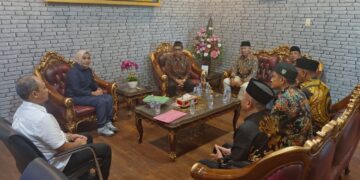 Kepala Kejaksaan Negeri Kabupaten Kediri Ismaya Hera Wardanie kedua dari kiri menerima silaturahim pengurus DPD Lembaga Dakwah Islam Indonesia LDII Kabupaten Kediri di ruang kerjanya Kamis 3010 Pertemuan tersebut membahas penguatan sinergi antara LDII dan Kejaksaan dalam program pembinaan serta penyuluhan hukum di lingkungan pesantren Foto Dok LDII Kediri
