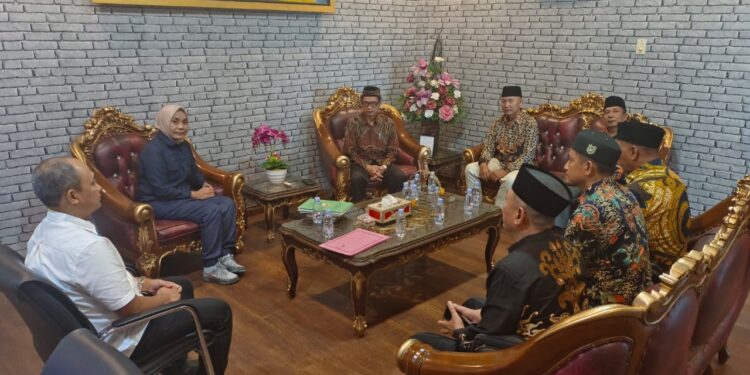 Kepala Kejaksaan Negeri Kabupaten Kediri, Ismaya Hera Wardanie (kedua dari kiri), menerima silaturahim pengurus DPD Lembaga Dakwah Islam Indonesia (LDII) Kabupaten Kediri di ruang kerjanya, Kamis (30/10). Pertemuan tersebut membahas penguatan sinergi antara LDII dan Kejaksaan dalam program pembinaan serta penyuluhan hukum di lingkungan pesantren. (Foto: Dok. LDII Kediri)