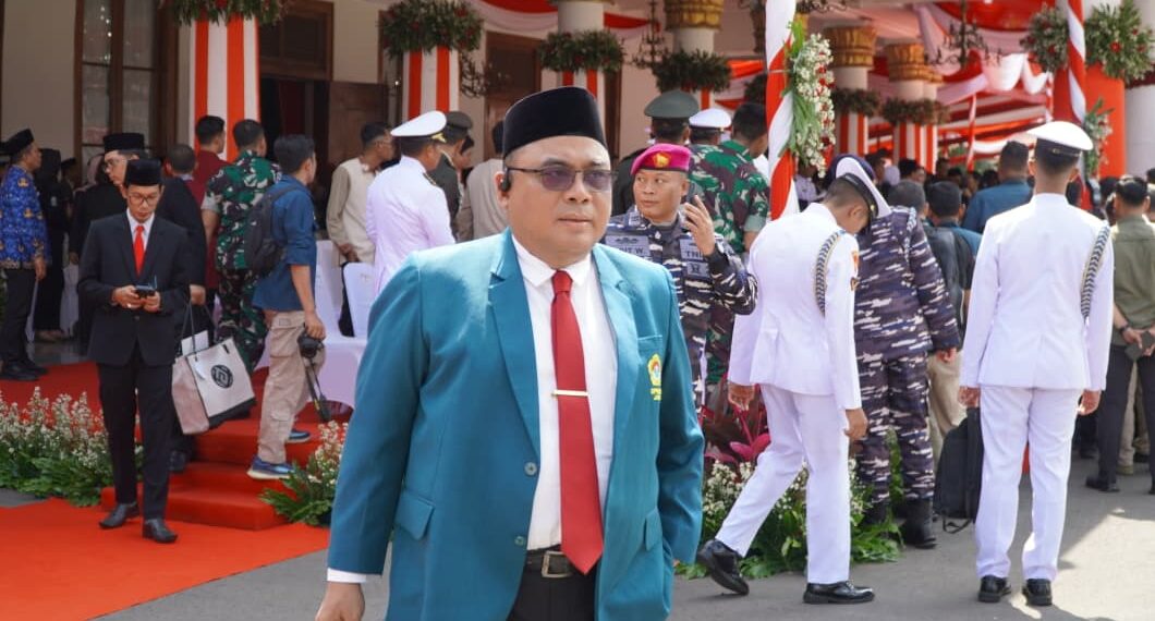 KH Moch Amrodji Konawi, Ketua DPW LDII Jawa Timur, saat mengikuti peringatan Hari Kesaktian Pancasila di Halaman Grahadi, Surabaya, Selasa (1/10). Dok. LINES.