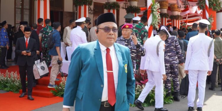 KH Moch Amrodji Konawi, Ketua DPW LDII Jawa Timur, saat mengikuti peringatan Hari Kesaktian Pancasila di Halaman Grahadi, Surabaya, Selasa (1/10). Dok. LINES.