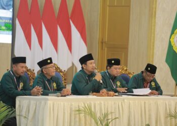 Ketua DPD LDII Kabupaten Jember, Akhmad Malik Afandi, bertindak sebagai pimpinan sidang sementara pada Musyawarah Daerah (Musda) X LDII Jember di Pendopo Wahyawibawagraha, Kamis (23/10). Musda menjadi forum strategis dalam merumuskan arah program kerja LDII Jember lima tahun ke depan. (Dok: LINES Jember)
