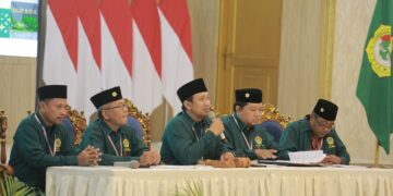 Ketua DPD LDII Kabupaten Jember Akhmad Malik Afandi bertindak sebagai pimpinan sidang sementara pada Musyawarah Daerah Musda X LDII Jember di Pendopo Wahyawibawagraha Kamis 2310 Musda menjadi forum strategis dalam merumuskan arah program kerja LDII Jember lima tahun ke depan Dok LINES Jember