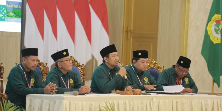 Ketua DPD LDII Kabupaten Jember, Akhmad Malik Afandi, bertindak sebagai pimpinan sidang sementara pada Musyawarah Daerah (Musda) X LDII Jember di Pendopo Wahyawibawagraha, Kamis (23/10). Musda menjadi forum strategis dalam merumuskan arah program kerja LDII Jember lima tahun ke depan. (Dok: LINES Jember)