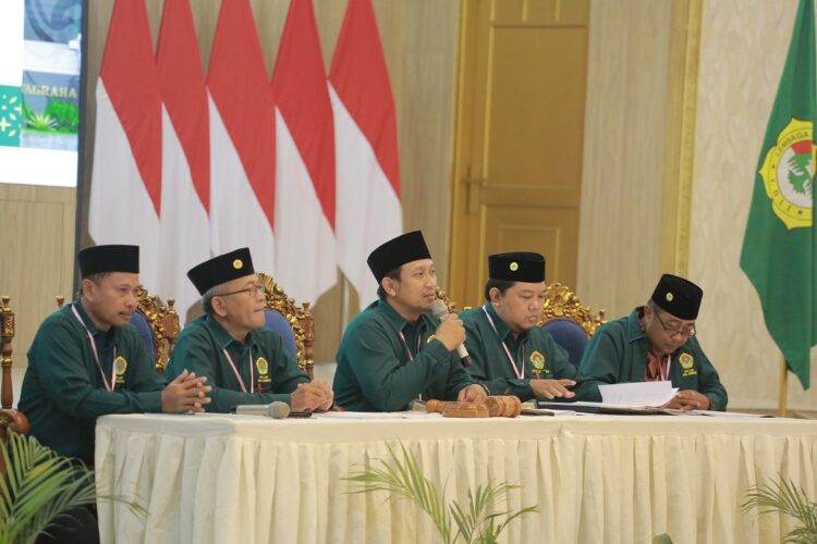 Ketua DPD LDII Kabupaten Jember Akhmad Malik Afandi bertindak sebagai pimpinan sidang sementara pada Musyawarah Daerah Musda X LDII Jember di Pendopo Wahyawibawagraha Kamis 2310 Musda menjadi forum strategis dalam merumuskan arah program kerja LDII Jember lima tahun ke depan Dok LINES Jember