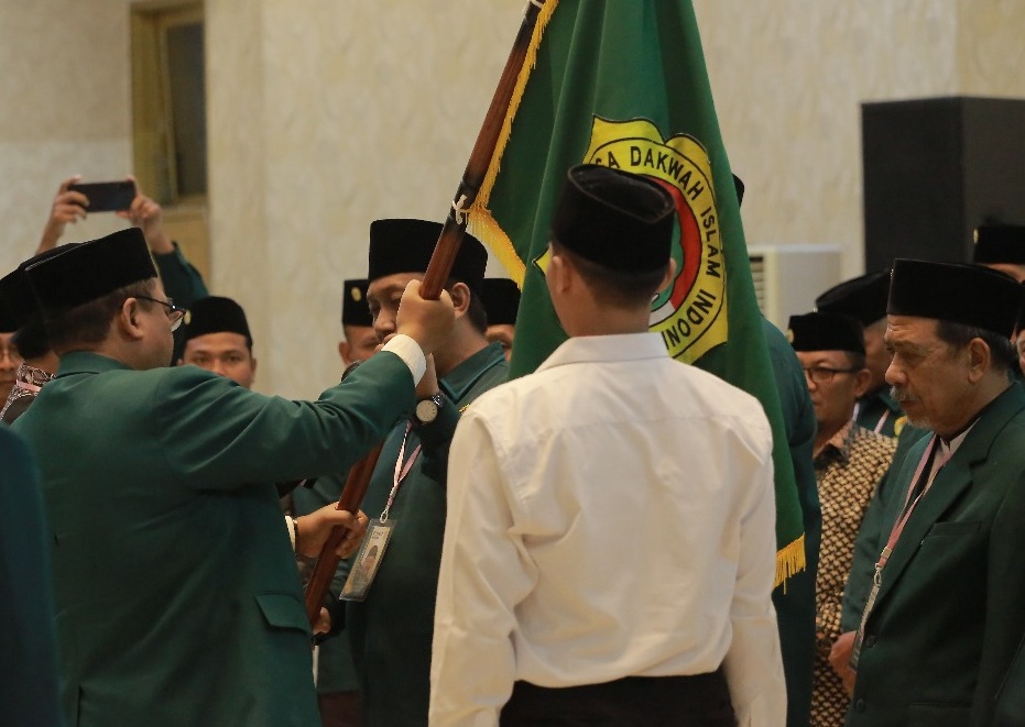 Akhmad Malik Afandi menerima panji organisasi dari Ketua DPW LDII Jawa Timur, Moch. Amrodji Konawi, usai terpilih dan ditetapkan sebagai Ketua DPD LDII Jember masa bakti 2025–2030 pada Musyawarah Daerah (Musda) X LDII Jember di Pendopo Wahyawibawagraha Kabupaten Jember, Kamis (23/10). (Dok. LINES Jember)