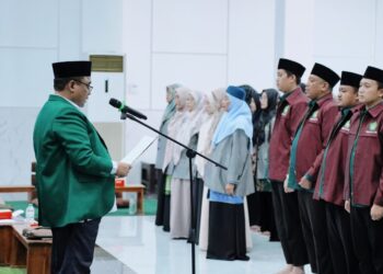 Ketua DPW LDII Jawa Timur Moch. Amrodji Konawi melantik kelompok kerja (pokja) LDII Jawa Timur di Gedung Serba Guna (GSG) Sabilurrosyidin, Surabaya, Minggu (18/10). Dok: LINES.